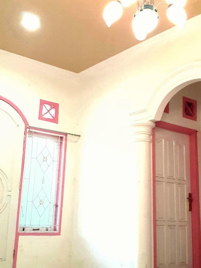 Almira Homestay Near Airport ジャンビ エクステリア 写真