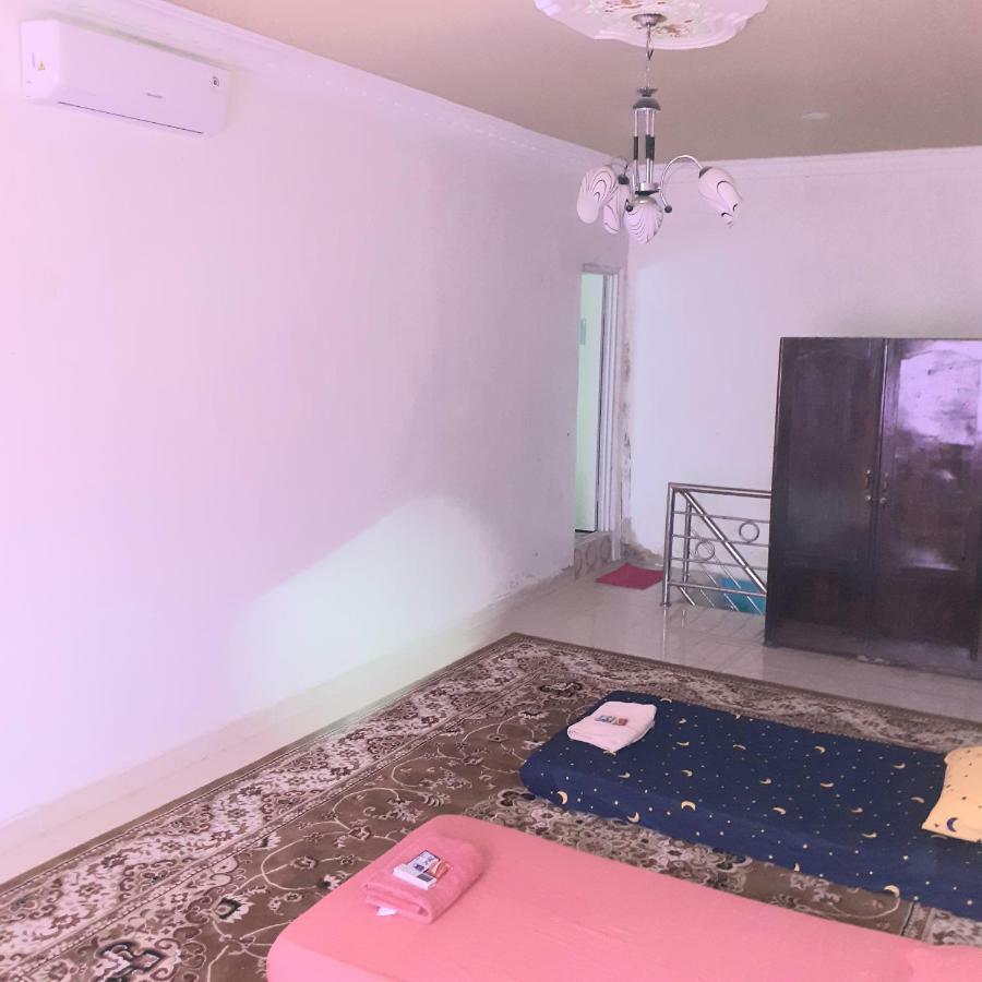 Almira Homestay Near Airport ジャンビ エクステリア 写真